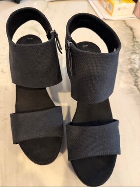 Toms Black Open-Toe Block Heel Platform Sandals with Side Zipper